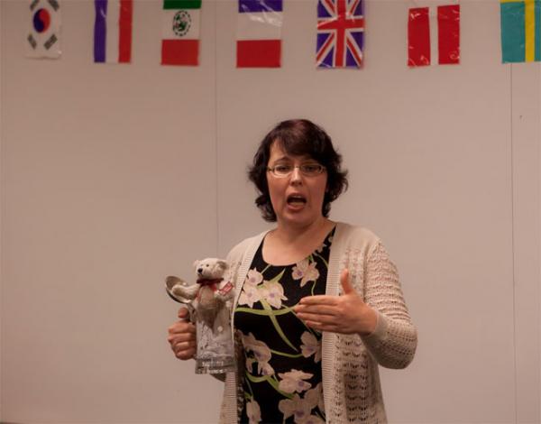 Анна Марголина выступает в соревновании по юмористическим речам, где заняла третье место. Клуб «Тостмастеры», Сиэтл, октябрь 2011 г.