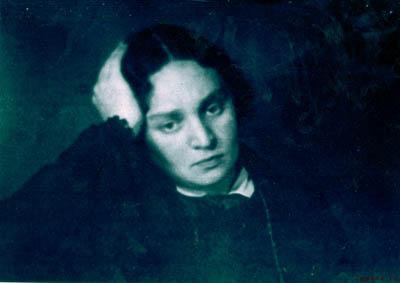 Мария Юдина относилась к числу любимых пианистов Иосифа Сталина. Однажды ночью 1944 года, когда Сталин неожиданно услышал по радио трансляцию фортепианного концерта № 23 Моцарта, у него на глазах появились слезы, и он немедленно потребовал сделать оттиск, чтобы всегда иметь при себе пластинку. Когда Юдина приехала домой после концерта, то надолго уснуть ей не удалось: ее разбудили офицеры, увезли в студию звукозаписи, где ее уже поджидал наскоро собранный небольшой оркестр, — и так была сделана запись прямо в середине ночи, а единственная копия была оттиснута с матрицы и затем представлена Сталину (матрица выжила, и запись доступна на компакт-диске). (Википедия) Мария Юдина относилась к числу любимых пианистов Иосифа Сталина. Однажды ночью 1944 года, когда Сталин неожиданно услышал по радио трансляцию фортепианного концерта № 23 Моцарта, у него на глазах появились слезы, и он немедленно потребовал сделать оттиск, чтобы всегда иметь при себе пластинку. Когда Юдина приехала домой после концерта, то надолго уснуть ей не удалось: ее разбудили офицеры, увезли в студию звукозаписи, где ее уже поджидал наскоро собранный небольшой оркестр, — и так была сделана запись прямо в середине ночи, а единственная копия была оттиснута с матрицы и затем представлена Сталину (матрица выжила, и запись доступна на компакт-диске). (Википедия)