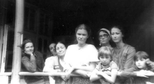 Майя Плисецкая (вторая справа) летом 1980-го на даче на реке Клязьма в Подмосковье у матери Рахили (третья слева). Рахиль приютила нас, отказников, у себя на все три летних месяца.