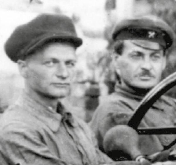 Андрей Платонов (слева) за рулем автомобиля (фото 1926 года)