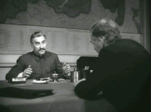 Сталин принимает Дэвиса в своем кабинете в Кремле. Кадр из художественного фильма «Миссия в Москву». Source: Warner Brothers movie trailer on TCM.com‑