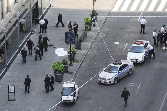 Пятница 24 августа 2012 г. Под небоскребом, после стрельбы. Пятница 24 августа 2012 г. Под небоскребом, после стрельбы.