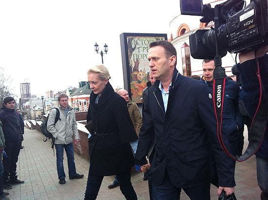 Алексей Навальный и его жена Юлия в Кирове, недалеко от здания суда. Photo Courtesy: PublicPost.ru
