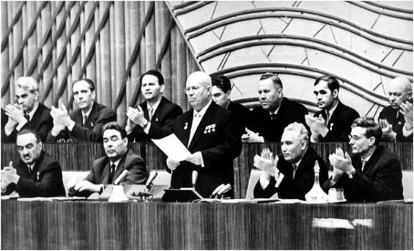XXII съезд КПСС. Выступает Никита Хрущев, слева от него Леонид Брежнев. Фото В.Егорова