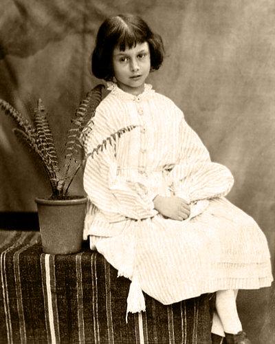 Алиса Лиддел в возрасте 7 лет. Фотография Чарльза Доджсона (Льюиса Кэррола)