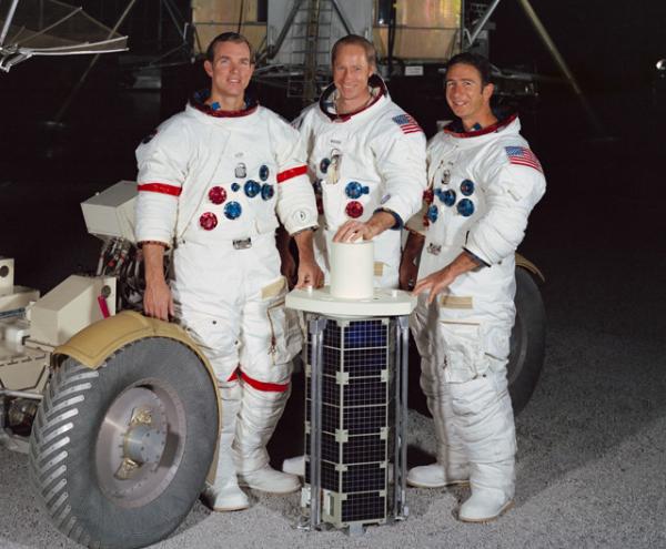 Экипаж «Апполона-15» в Центре подготовки к полетам на Земле у лунного ровера:  Дэвид Скотт (слева), Альфред Уорден (в центре) и Джеймс Ирвин.