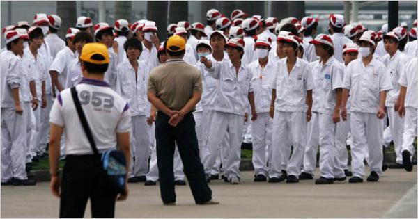 Дешевой рабочая сила в Китае не будет оставаться долго... На снимке — забастовка рабочих японского завода «Хонда» в Фошане, провинция Гуандон (Китай), в июле 2010 года. Бастующие требовали повышения зарплаты и улучшения условий труда...