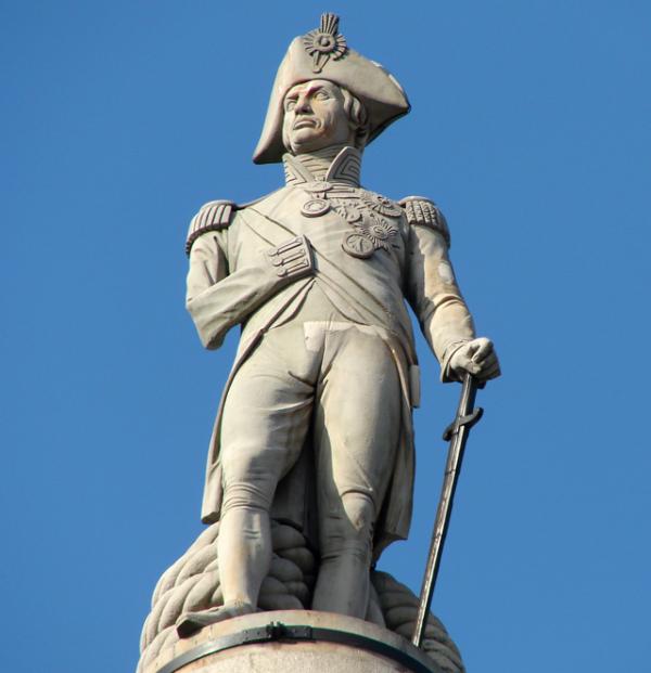 Знаменитая колонна со статуей адмирала Нельсона на Трафальгарской площади в Лондоне