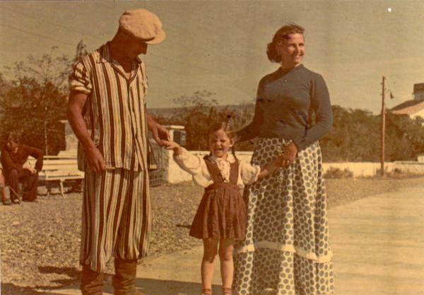 Коктебель, лето 1953 года. 4-летняя Надя Кожевникова с Тамарой Макаровой и Сергеем Герасимовым.
