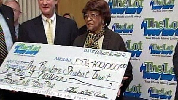 81-летней жительнице Нью-Порта, штат Род-Айленд, Луизе Уайт вручают символический чек на 336,4 миллиона долларов. Photo courtesy: NBC