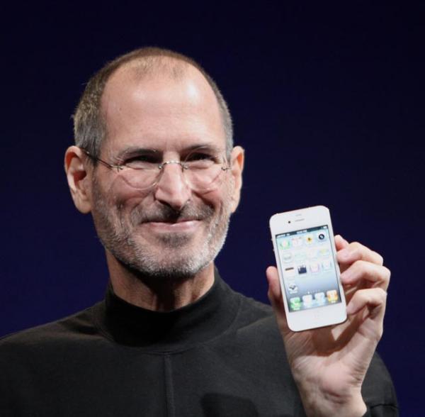 Стив Джобс представляет iPhone 4. Июнь 2010 г. Photo by Matt Yohe /Wikipedia