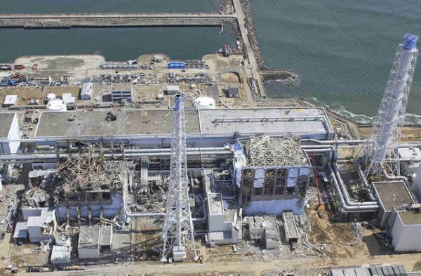 Год назад, 11 мая 2011 года, в результате землетрясения и последовавшего за ним цунами была разрушена японская атомная электростанция Фукусима-Дайичи (Фукусима-1). Аварию можно было бы предотвратить, если бы был найден способ отвести прямой удар сейсмической волны на резервные дизельные электростанции, ответственные за охлаждение атомных реакторов. Такую защитную сейсмическую мантию сейчас разрабатывают ученые. На снимке, сделанном с беспилотника (дрона) 24 марта 2011 года, — расплавленные и пострадавшие реакторы АЭС Фукусима-Дайичи №4 (слева) и №3. Air Photo Service Co. Ltd., Japan