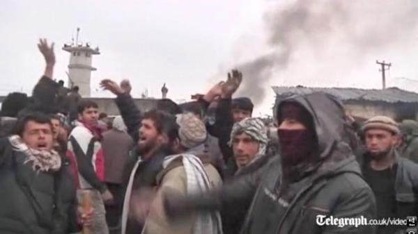 Более тысячи человек собрались у военно-воздушной базы НАТО Баграм на севере Кабула 21 февраля, протестуя против сожжения на территории базы религиозных книг, включая Коран. Photo Courtesy: Telegraph.co.uk/ Seagull Publications Более тысячи человек собрались у военно-воздушной базы НАТО Баграм на севере Кабула 21 февраля, протестуя против сожжения на территории базы религиозных книг, включая Коран. Photo Courtesy: Telegraph.co.uk/ Seagull Publications
