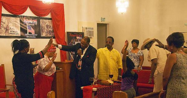 Обряд посвящения в церкви «настоящих потомков американских рабов». Photo courtesy: ASI (slaves.com)