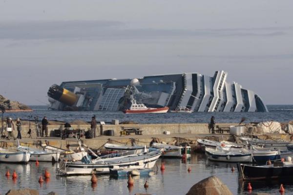 Затонувший вблизи итальянского острова Джильо круизный лайнер «Коста Конкордиа»