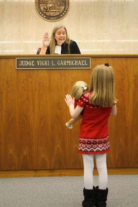 Судья Вики Кармайкл принимает у девочки клятву об «удочерении» куклы. Photo Courtesy: Jenna Esarey / the Courier-Journal