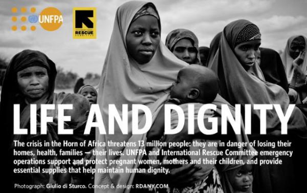 Баннер одного из отчетов Фонда народонаселения ООН UNFPA. 20 июля ООН объявила о голоде в двух районах в южном Сомали, вызванном миграцией миллионов людей на Африканском Роге.  Более 12,4 млн. людей, в основном, женщин, включая беременных, и детей из Сомали, Кении, Эфиопии и Джибути нуждаются в продуктах и медикаментах. 