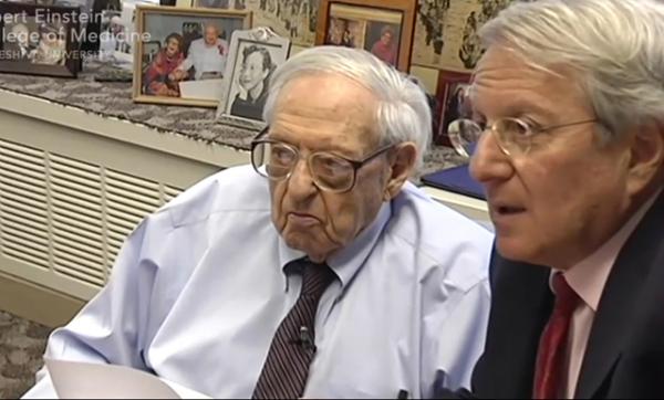 105-летний Ирвинг Кан и его 67-летний сын Томас в офисе компании Kahn Brothers Group в Манхэттене. Кадр видео Медицинского колледжа имени Альберта Эйнштейна. 105-летний Ирвинг Кан и его 67-летний сын Томас в офисе компании Kahn Brothers Group в Манхэттене. Кадр видео Медицинского колледжа имени Альберта Эйнштейна.