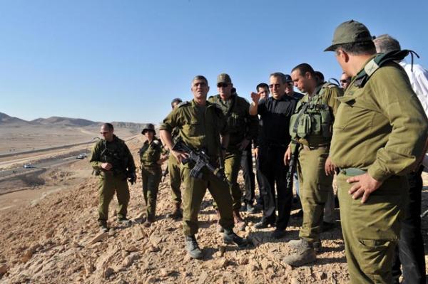 Эхуд Барак, министр обороны Израиля, осматривает место теракта 18 августа 2011 г на границе с Египтом
