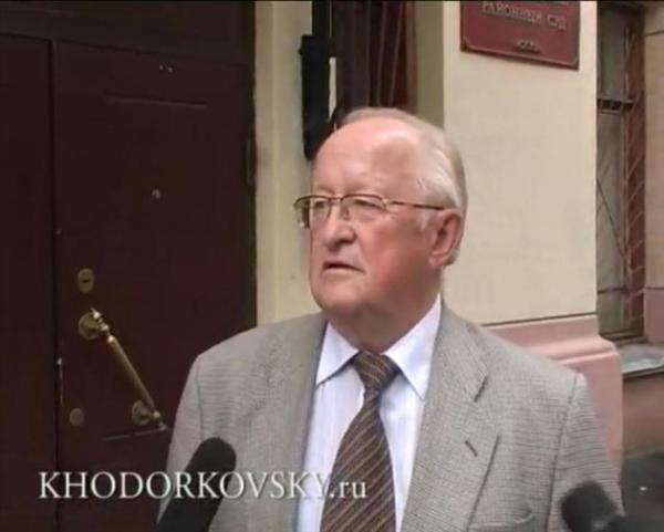 1 июня 2010 г. Виктор Геращенко дает интервью у здания Хамовнического суда г. Москвы после того, как выступил свидетелем по делу М.Ходорковского и П.Лебедева. Кадр видео khodorkovsky.ru / Seagull Publications