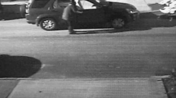Предполагаемый преступник у своей Хонды CRV. Кадр видео полиции. Предполагаемый преступник у своей Хонды CRV. Кадр видео полиции.