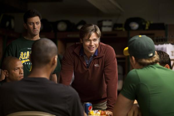Брэд Питт в роли Билли Бина в фильме «Денежный мяч» (Moneyball). Photo by Melinda Sue Gordon© 2011 Columbia TriStar Marketing Group, Inc. Брэд Питт в роли Билли Бина в фильме «Денежный мяч» (Moneyball). Photo by Melinda Sue Gordon© 2011 Columbia TriStar Marketing Group, Inc.