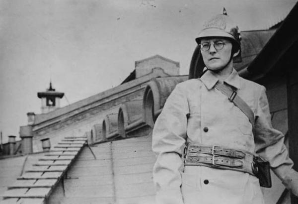 Д. Шостакович в дни блокады Ленинграда был бойцом добровольной противопожарной команды и дежурил на крыше консерватории. Июль 1941 г