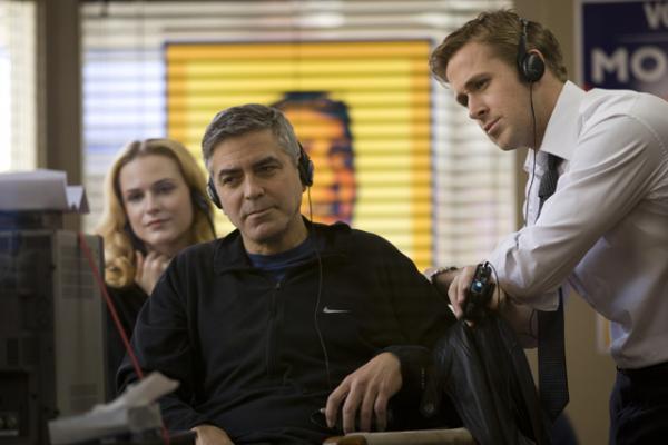 Слева направо: Эван Рэйчел Вуд, режиссер Джордж Клуни и Райан Гослинг во время монтажа фильма «Мартовские иды». Photo by Saeed Adyani /©2011 Ides Film Holdings, LLC