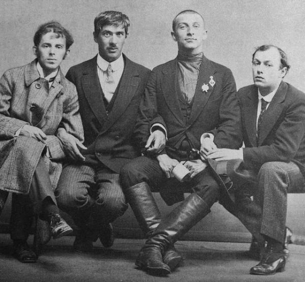 Слева направо: Осип Мандельштам, Корней Чуковский, Бенедикт Лившиц и Юрий Анненков. Фото Карла Буллы. 1914 год.