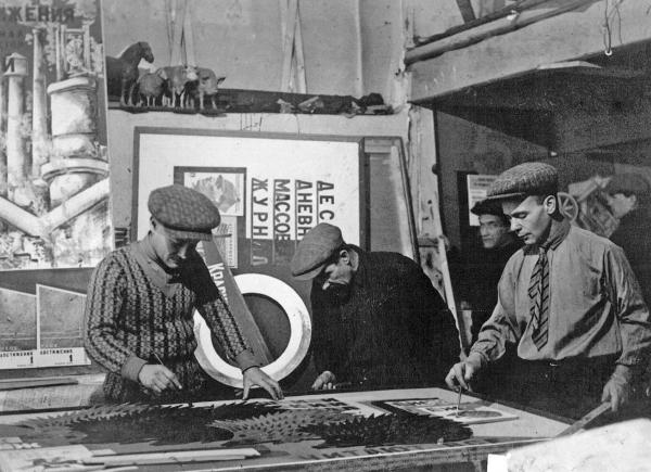 1930 год. А.Нюренберг (слева) с братом Деви (Давидом Девиновым-Нюренбергом, справа) в мастерской