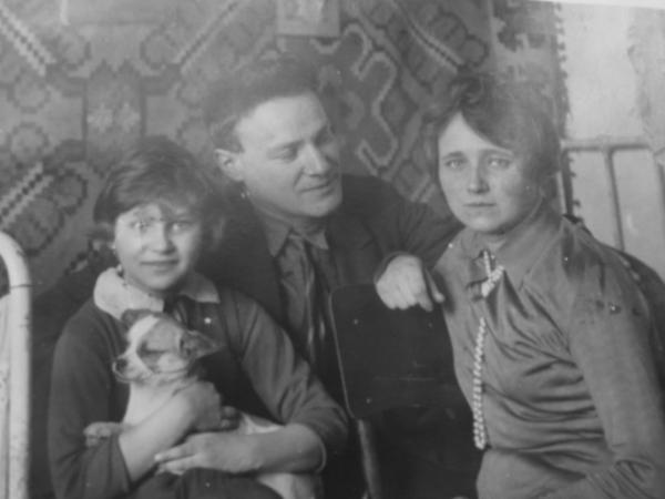А.Нюренберг с женой Полиной и дочкой Нелей в Доме художников на Верхней Масловке, фото 1932 года