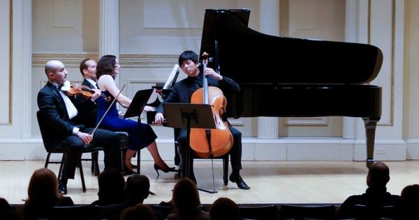 Выступление трио Нью-Йоркского фортепианного общества на концерте в Карнеги-холле в марте 2014 г. Скрипка — Игорь Пикайзен.  Photo Courtesy: nypianosociety.org