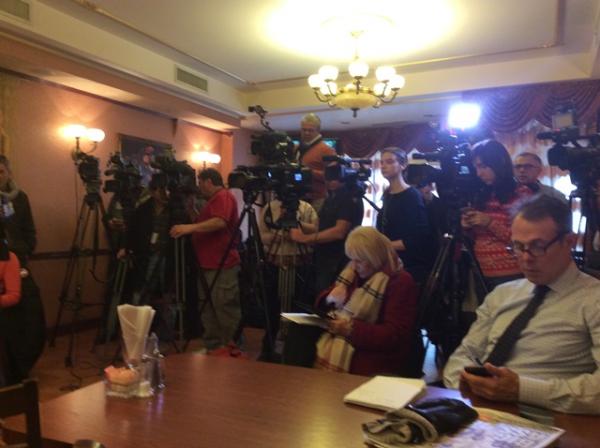 Журналисты и телекамеры ведущих телекомпаний США на пресс-конференции.