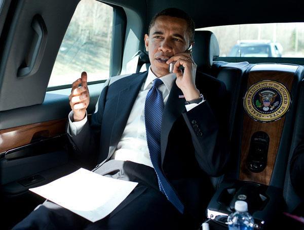 Барак Обама в своем президентском автомобиле говорит по мобильному телефону сотрудника спецслужб, в то же время посылает текстовые сообщения по своему смартфону Blackberry 8830 World Edition. Фото сделано в начале его первого президентского срока.