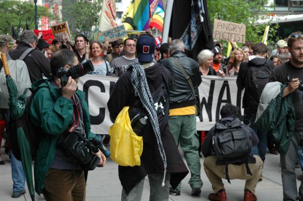 Первомайская демонстрация движения «Оккупируй Уолл-стрит» на Пятой Авеню в Манхэтенне.  Нью-Йорк, 1 мая 2012 г. Фото Владимира Козловского. 