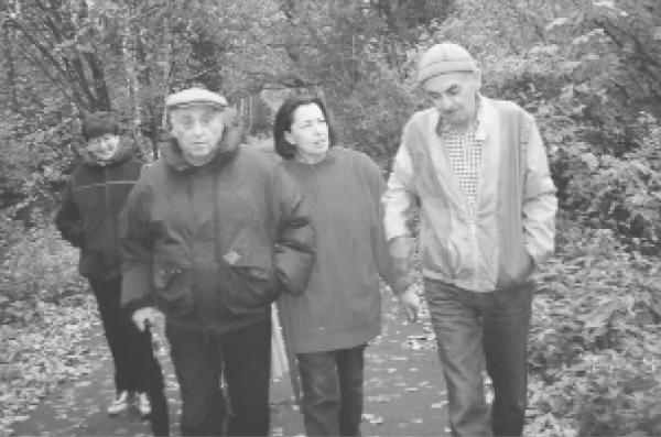 Аллеи Переделкино, начало 90-х. Булат на прогулке с писателем Рыбаковым и его женой. Фото из архива Александра Половца.