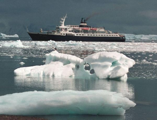 Kруизный лайнер «Любовь Орлова» в водах Антарктиды 