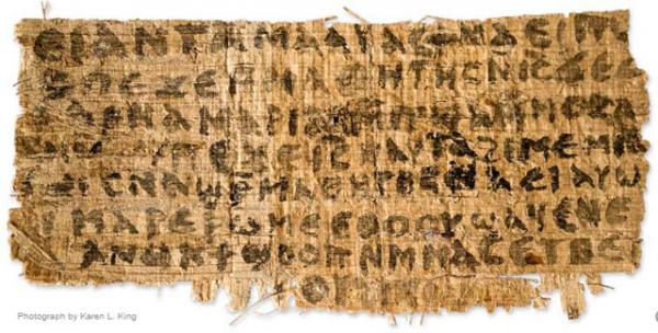 Фрагмент коптского папируса 4 века, который, по словам профессора Карен Кинг, содержит ссылку на то, что у Иисуса была жена. Photo by Karen L. King
