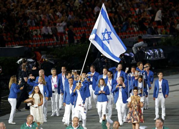 Израильская команда на церемонии открытия Олимпийских игр в Лондоне 27 июля 2012 г. Израильские атлеты поместили черные носовые платки в нагрудных карманах как символ 40-летия трагедии на Oлимпиаде в Мюнхене в 1972 году. Photo courtesy of ibtimes.co.uk