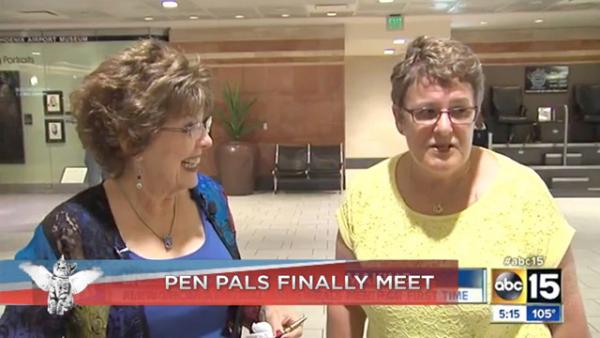 Подруги по переписке: Линда из Аризоны (слева) и Венди из Австралии  в первые минуты после встречи в аэропорту Финикса. Photo Courtesy: ABC News /Seagull Publ