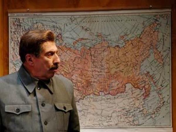 Юрский в спектакле «Вечерний звон, или ужин у товарища Сталина»