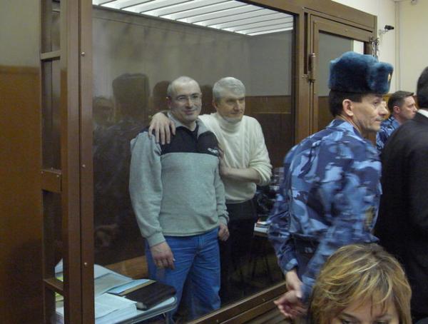 Михаил Ходорковский и Платон Лебедев в Хамовническом суде Москвы во время второго процесса.  Москва, 2011 г. Photo courtesy:  Lala Fims Productions