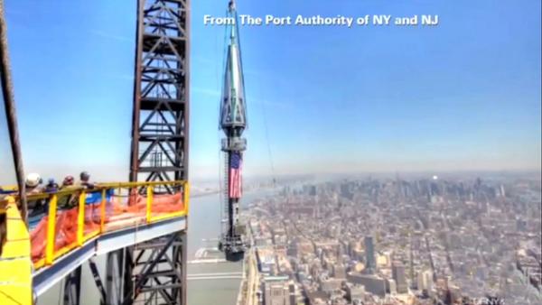 Установка шпиля на высотное здание Первого Всемирного Торгового Центра. 10 мая 2013 г.Photo Courtesy: The Port Authority of New York and New Jersey
