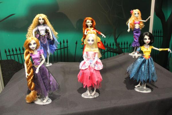 На шоу впервые были представлены принцессы-зомби  с именами диснеевских принцесс (на снимке): Золушка, Красавица, Русалочка, Рапунцель, Спящая красавица, Белоснежка (Cinderella, Belle, The Little Mermaid, Rapunzel, Sleeping Beauty, Snow White). Создатели игрушек говорят, что получили благословение от компании «Дисней». 