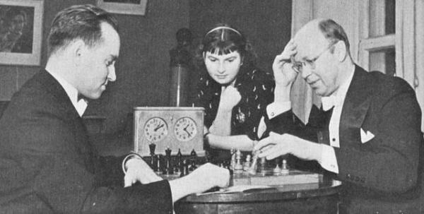 Сергей Прокофьев (справа) играет в шахматы со скрипачом Давидом Ойстрахом. 1943 г. Наблюдает за игрой — скрипачка Лиза Гилельс.
