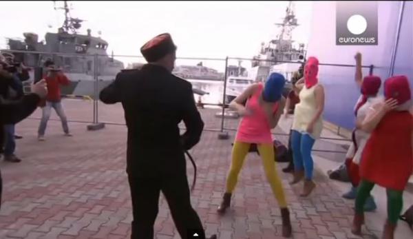 Казаки нагайками избивают участниц группы Pussy Riot во время организаванного ими перформанса в Сочи, где они пытались исполнить новую антипутинскую песню. 19 февраля 2014 г. Кадр видео YouТube.