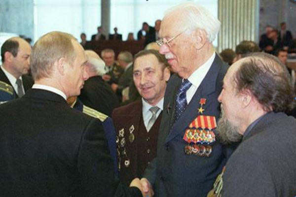 Путин поздравляет Сергея Михалкова с третьим вариантом его третьего по счету гимна, принятого в качестве гимна России. 2000 г. 