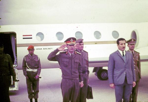 Журналистская удача: съемка в упор Муаммара Каддафи. Справа от него  — шеф его личной охраны. Встреча на аэродроме в Тобруке, 28 марта1970 года. Из личного архива автора.