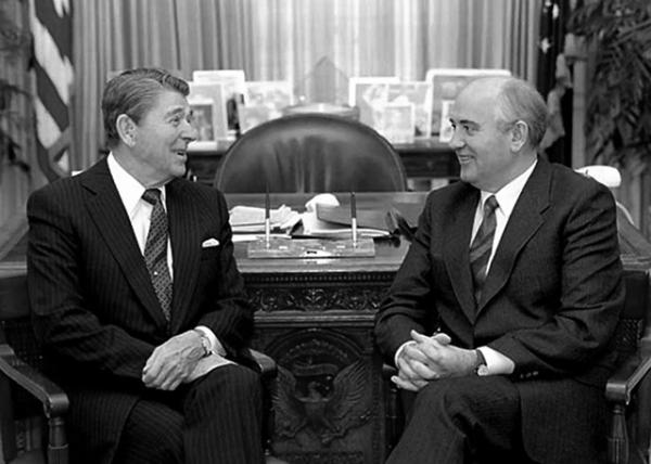 Михаил Горбачев на встрече с президентом США Рональдом Рейганом