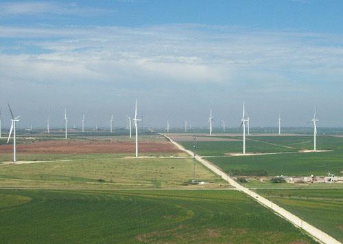 Ветряная ферма Роско (Roscoe wind farm — RWF) — это сегодня крупнейшая в мире ветряная электростанция из всех, расположенных на суше. Она находится в центрально-западной части Техаса, ее владелец — немецкая компания E.ON Climate and Renewables (EC&R). Мощность станции — 781.5 мегаватт, турбины занимают площадь 100 тысяч акров (1 акр = 0,4047 га, 4047 кв. метров) в графствах Mitchell, Nolan и Scurry. Раньше на этих угодьях выращивали хлопок, а теперь местные фермеры сдают землю в рент компании, получая хороший доход. Photo Courtesy: E.ON Climate and Renewables Ветряная ферма Роско (Roscoe wind farm — RWF) — это сегодня крупнейшая в мире ветряная электростанция из всех, расположенных на суше. Она находится в центрально-западной части Техаса, ее владелец — немецкая компания E.ON Climate and Renewables (EC&R). Мощность станции — 781.5 мегаватт, турбины занимают площадь 100 тысяч акров (1 акр = 0,4047 га, 4047 кв. метров) в графствах Mitchell, Nolan и Scurry. Раньше на этих угодьях выращивали хлопок, а теперь местные фермеры сдают землю в рент компании, получая хороший доход. Photo Courtesy: E.ON Climate and Renewables